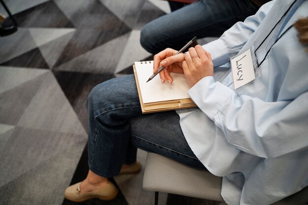 Mujer de negocios empoderada que trabaja en la ciudad