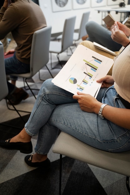 Foto gratuita mujer de negocios empoderada que trabaja en la ciudad