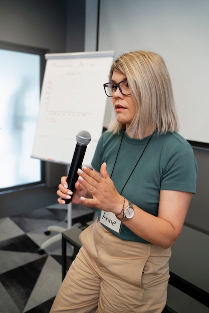 Foto gratuita mujer de negocios empoderada que trabaja en la ciudad