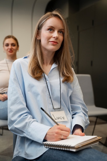 Foto gratuita mujer de negocios empoderada que trabaja en la ciudad