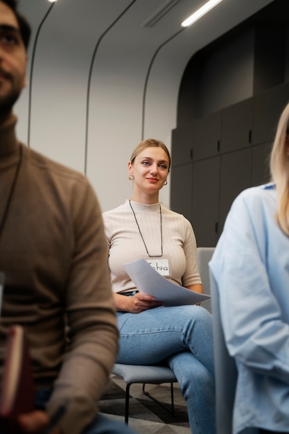 Foto gratuita mujer de negocios empoderada que trabaja en la ciudad