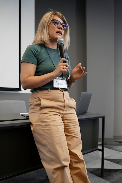 Foto gratuita mujer de negocios empoderada que trabaja en la ciudad