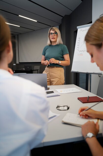 Mujer de negocios empoderada que trabaja en la ciudad