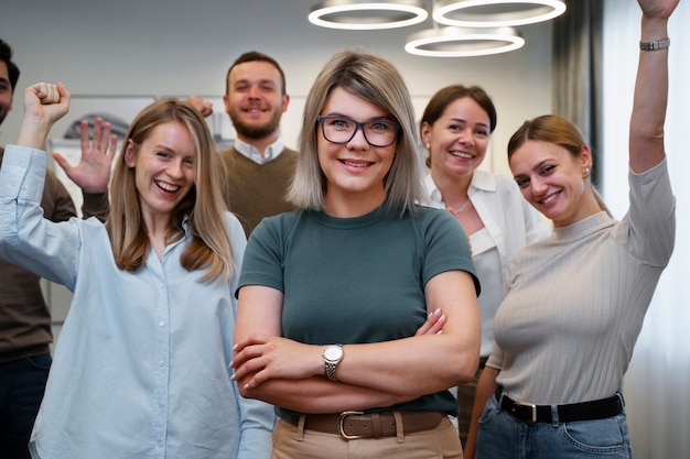 Mujer de negocios empoderada que trabaja en la ciudad