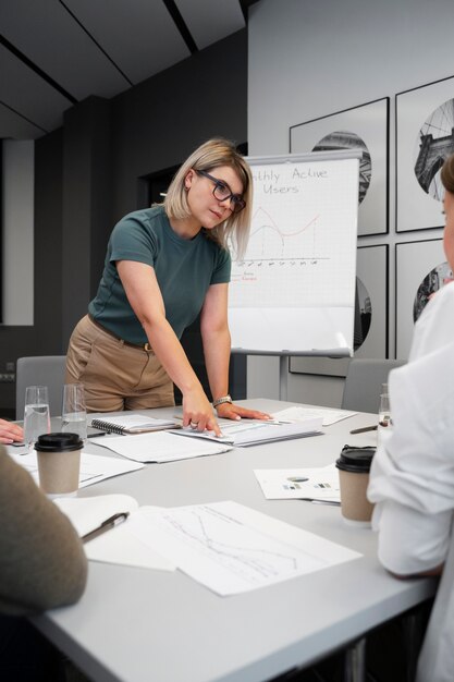 Mujer de negocios empoderada que trabaja en la ciudad