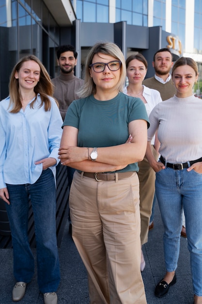 Foto gratuita mujer de negocios empoderada que trabaja en la ciudad