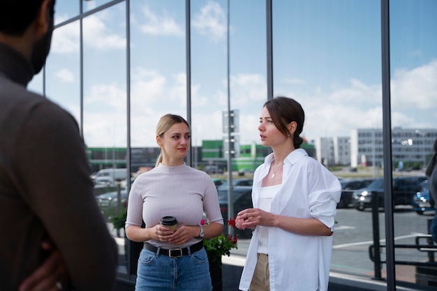 Mujer de negocios empoderada que trabaja en la ciudad