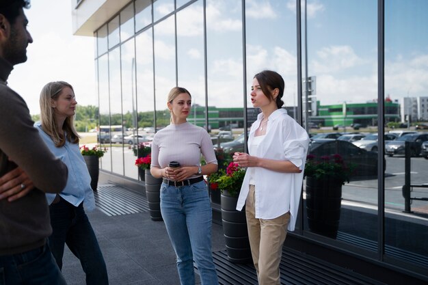 Mujer de negocios empoderada que trabaja en la ciudad