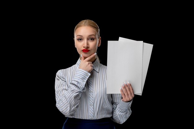 Mujer de negocios encantadora chica inteligente sosteniendo hojas de papel con lápiz labial rojo en traje de oficina