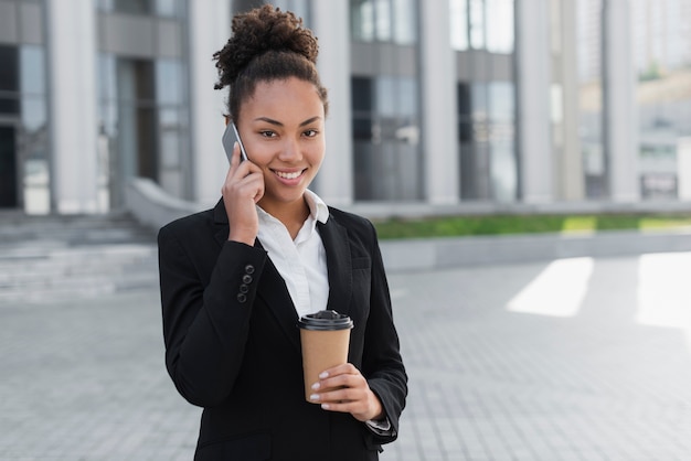 Mujer de negocios encantadora hablando por teléfono