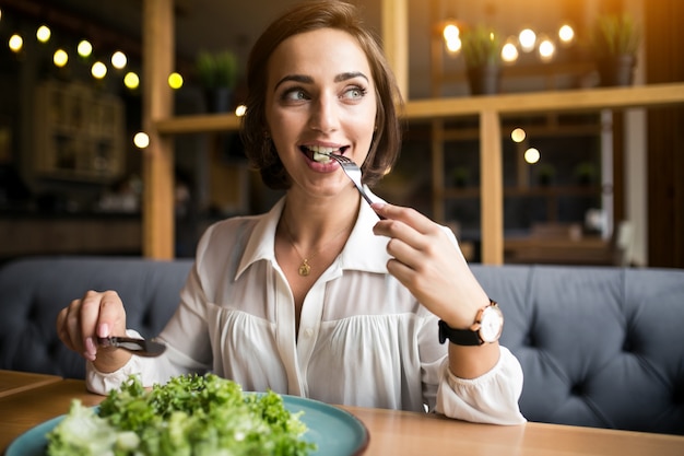 Mujer de negocios con ensalada