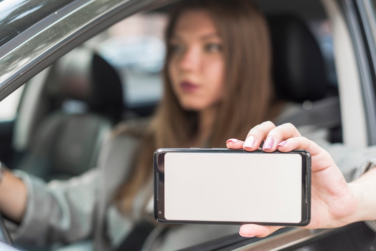 Foto gratuito mujer de negocios enseñando smartphon en el coche
