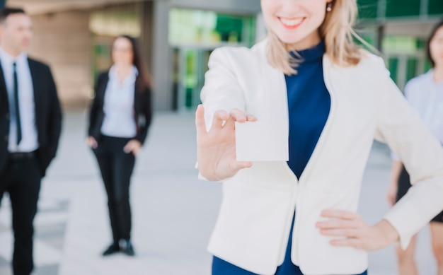 Mujer de negocios enseñando tarjeta de visita