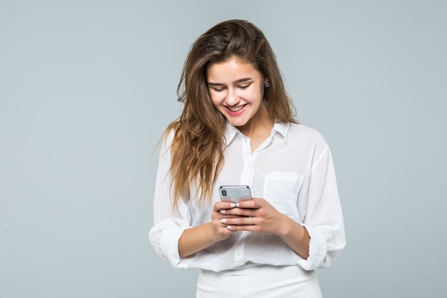 Mujer de negocios enviando mensajes de texto en su teléfono móvil - aislado sobre fondo blanco