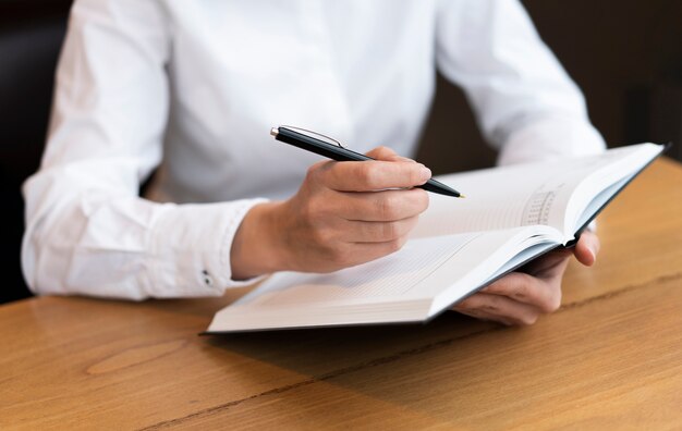 Mujer de negocios escribiendo en agenda