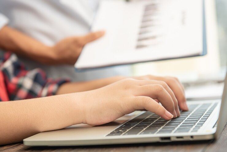 Foto gratuito mujer de negocios escribiendo en la computadora portátil en el lugar de trabajo mujer que trabaja en el teclado de mano de oficina.