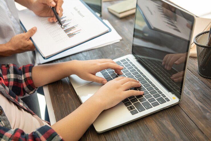 Foto gratuito mujer de negocios escribiendo en la computadora portátil en el lugar de trabajo mujer que trabaja en el teclado de mano de oficina.