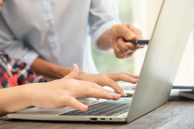 Mujer de negocios escribiendo en la computadora portátil en el lugar de trabajo Mujer que trabaja en el teclado de mano de oficina.