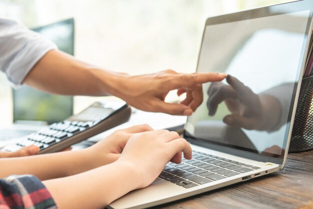 Mujer de negocios escribiendo en la computadora portátil en el lugar de trabajo Mujer que trabaja en el teclado de mano de oficina.