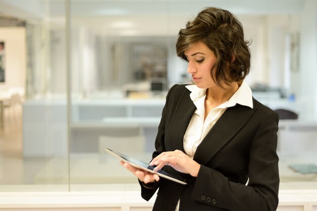 Mujer de negocios escribiendo en una talbeta