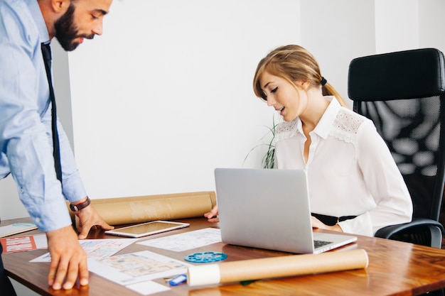 Foto gratuita mujer de negocios en escritorio con portátil