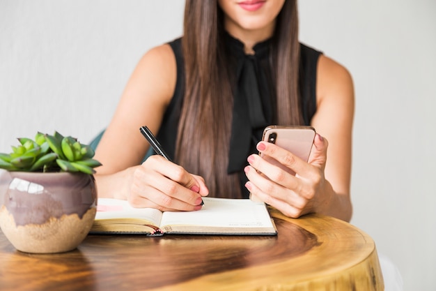 Mujer de negocios, escritura, de, teléfono