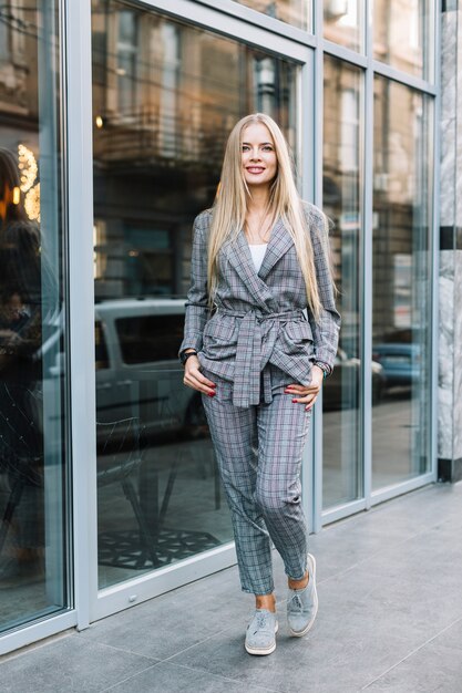 Mujer de negocios de estilo en entorno de ciudad