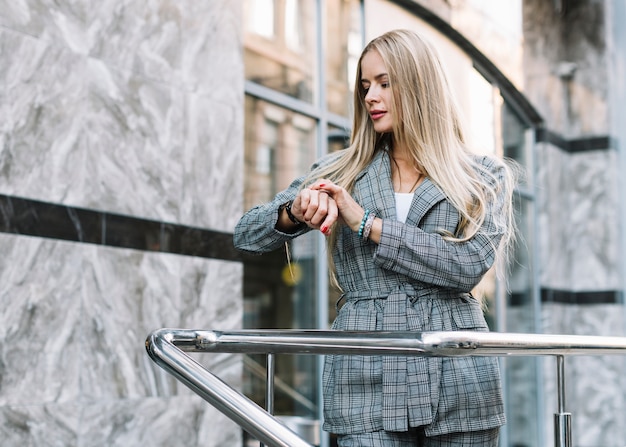 Foto gratuita mujer de negocios de estilo en entorno de ciudad