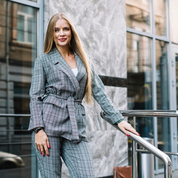 Mujer de negocios de estilo en entorno de ciudad