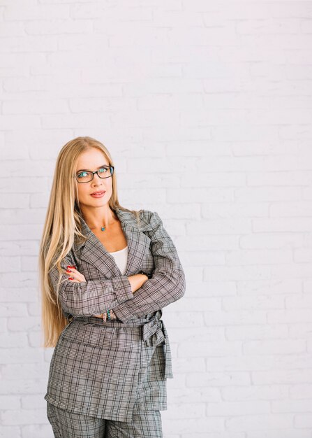 Mujer de negocios de estilo con gafas