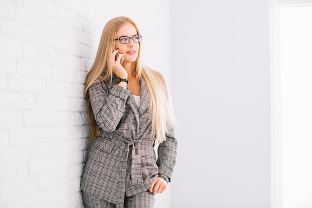 Foto gratuita mujer de negocios de estilo haciendo llamada