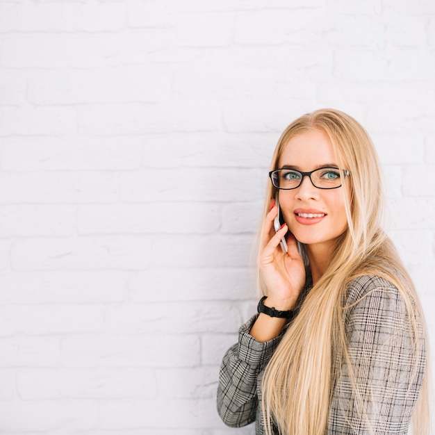 Mujer de negocios de estilo haciendo llamada