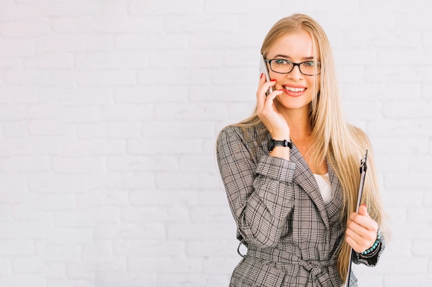 Mujer de negocios de estilo haciendo llamada