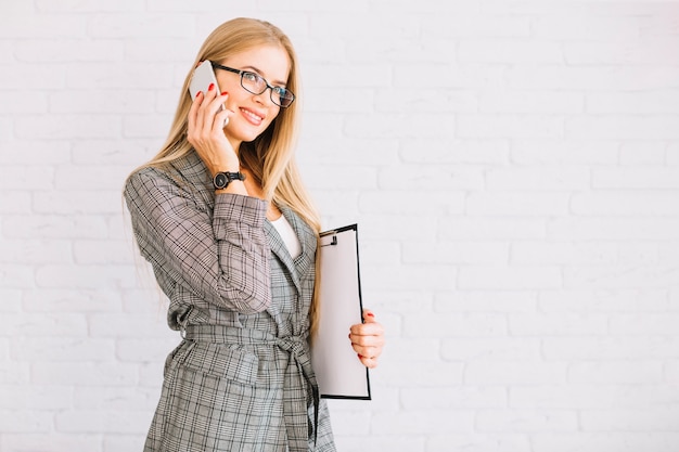 Foto gratuita mujer de negocios de estilo haciendo llamada