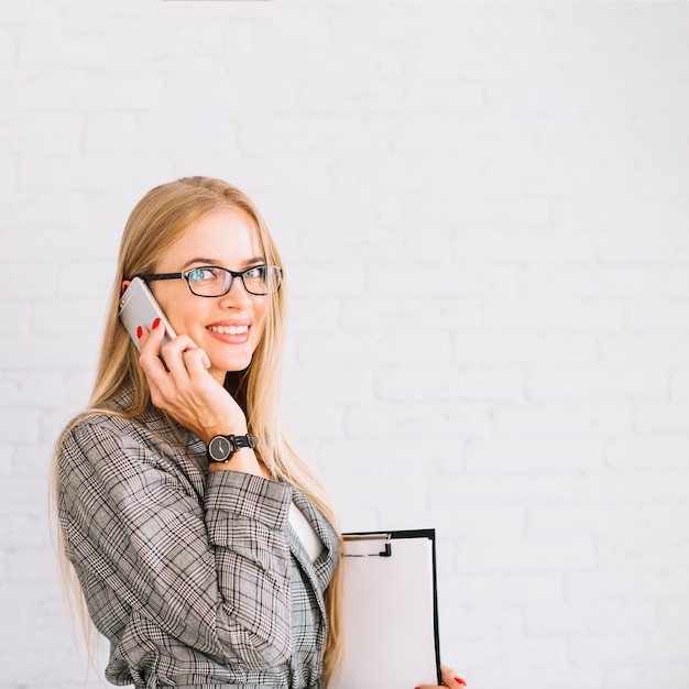 Foto gratuita mujer de negocios de estilo haciendo llamada