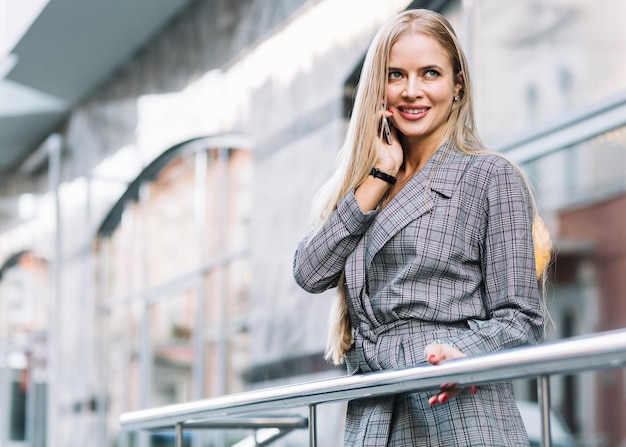 Mujer de negocios de estilo haciendo llamada