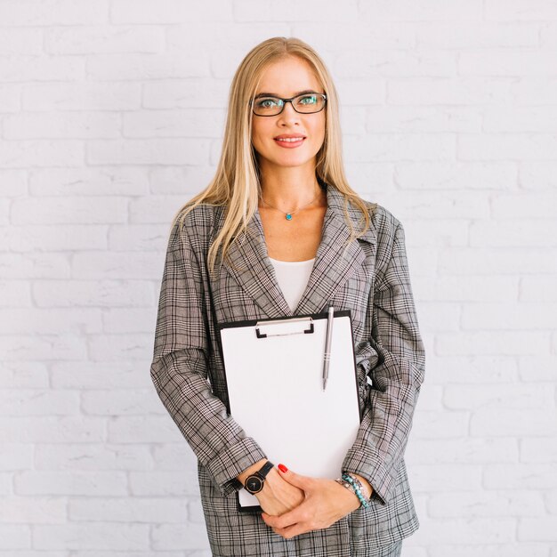 Mujer de negocios de estilo con portapapeles