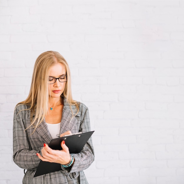 Mujer de negocios de estilo con portapapeles