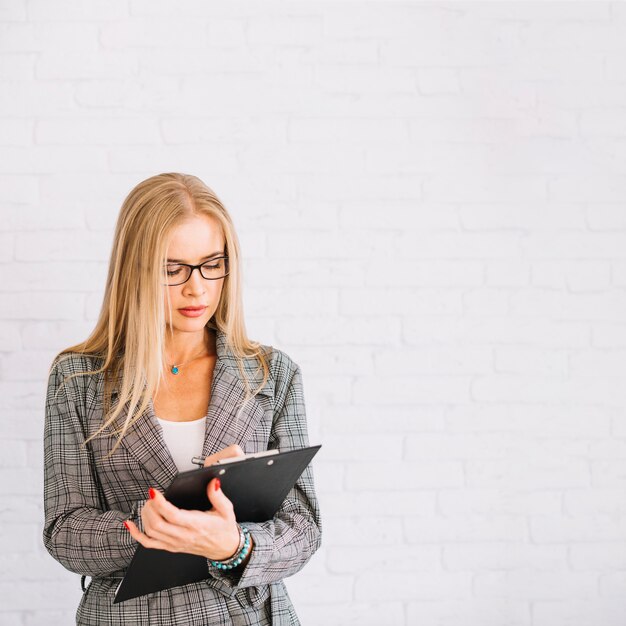 Mujer de negocios de estilo con portapapeles