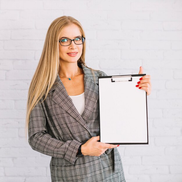 Mujer de negocios de estilo con portapapeles