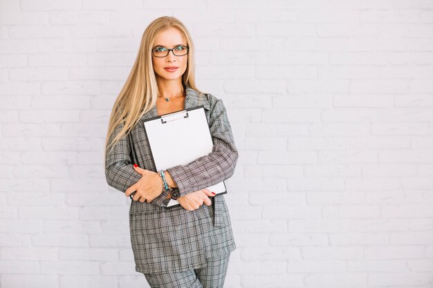 Mujer de negocios de estilo con portapapeles