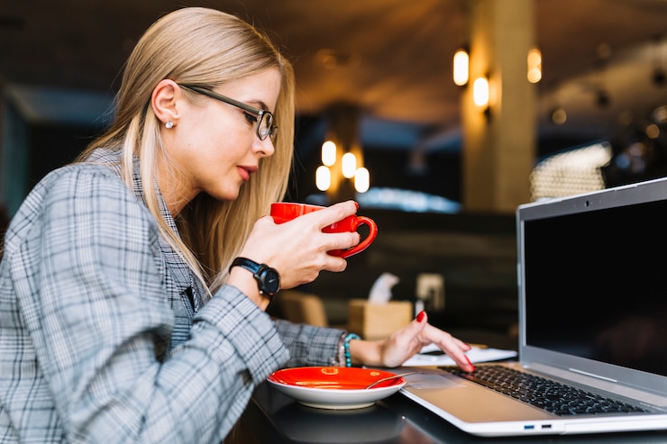 Foto gratuito mujer de negocios de estilo con portátil en cafetería agradable