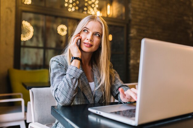 Mujer de negocios con estilo en portátil en escritorio