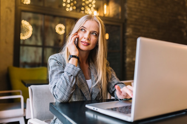 Mujer de negocios con estilo en portátil en escritorio