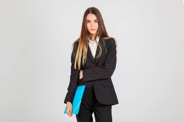 Mujer de negocios con estilo sujetando carpeta