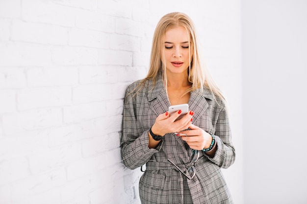 Mujer de negocios de estilo usando smartphone