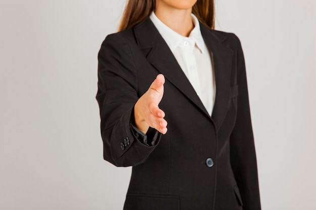 Mujer de negocios estrechando la mano