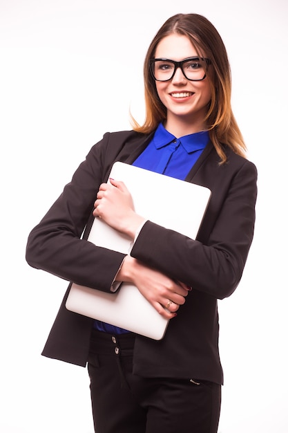 Mujer de negocios exitosa está de pie en la pared blanca pon aislada.