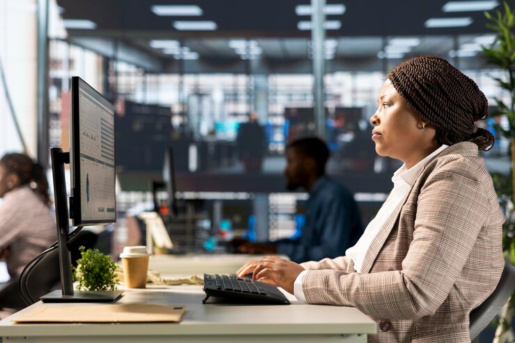 Foto gratuito una mujer de negocios exitosa y segura maneja la planificación financiera
