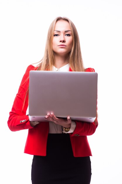 Mujer de negocios exitosa sosteniendo una computadora portátil - aislada sobre blanco